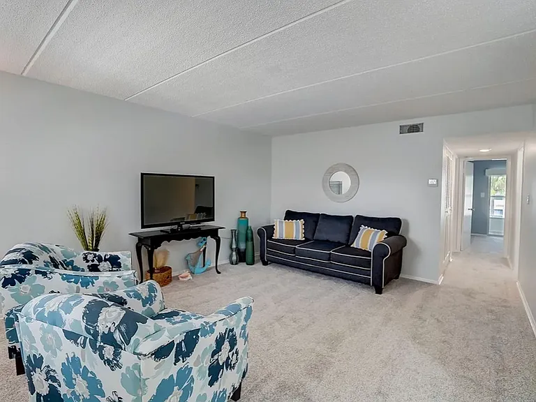 11720 Park Blvd #302-C — Photo 2