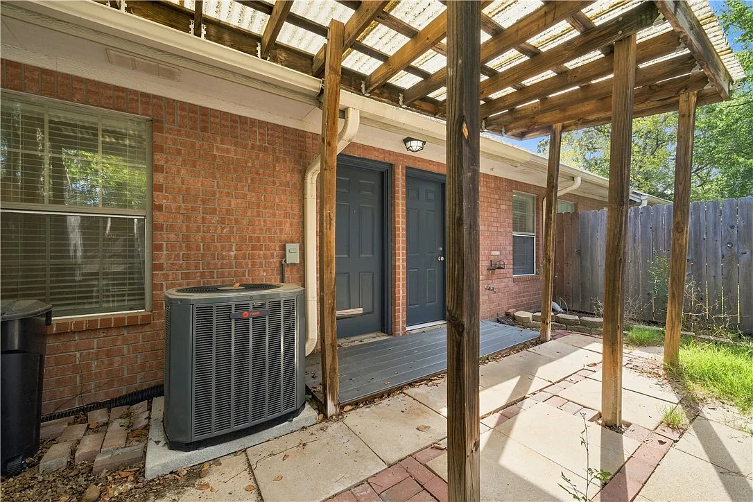 2 bed, 1128 sqft, $1,600 — Photo 4