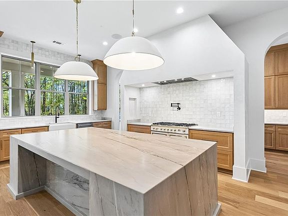 5th image of 557 Brewster Rd