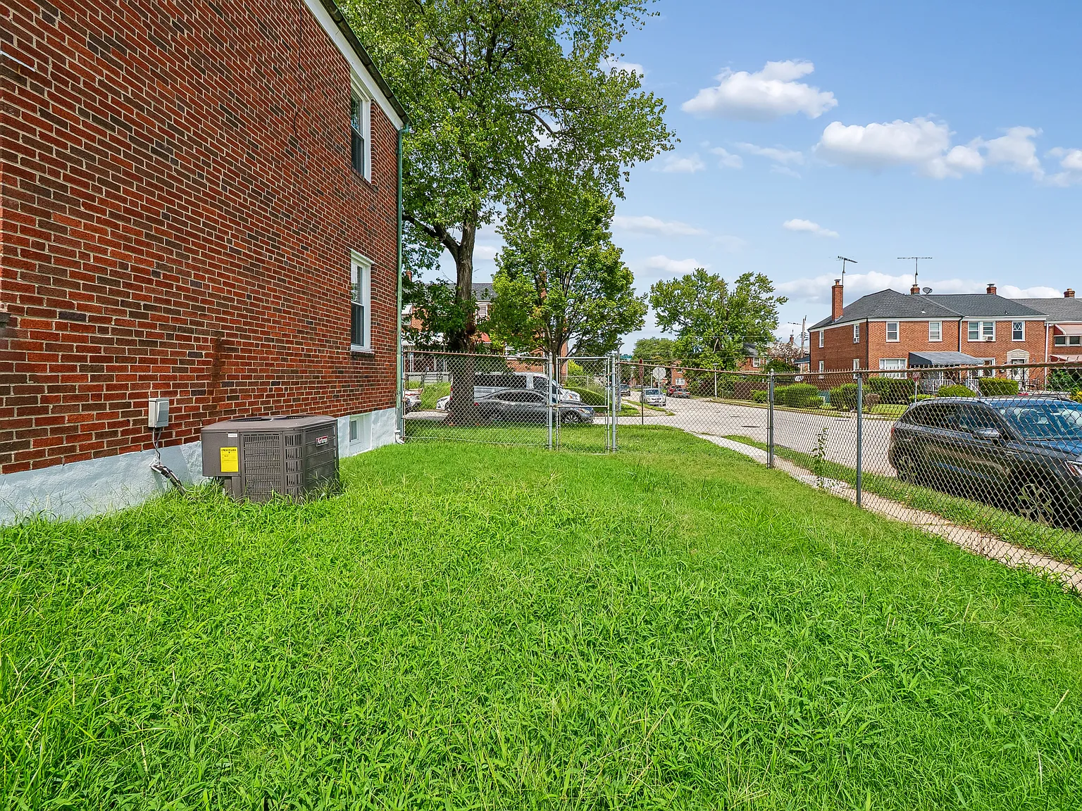 3 bed, 1350 sqft, $2,300 — Photo 2