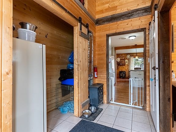 4th image of 1556 Chasm Rd