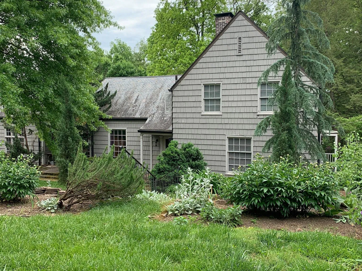 402 Oakhurst Dr — Photo 1
