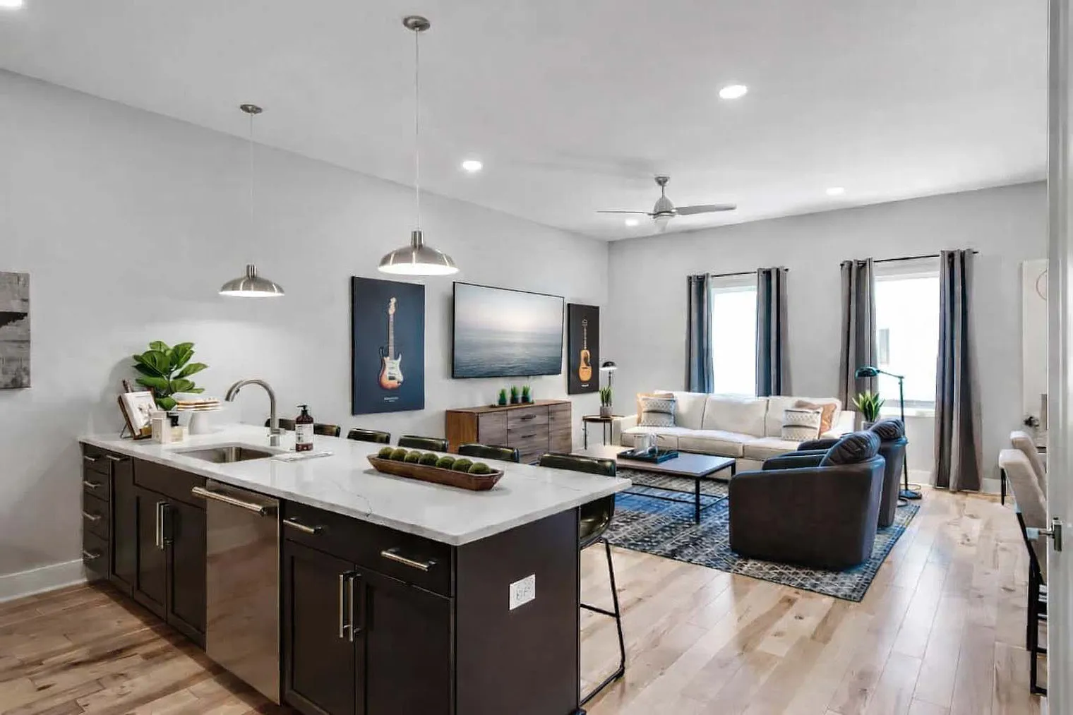 4 bed, 4.0 bath, 2206 sqft, $6,886 — Photo 2