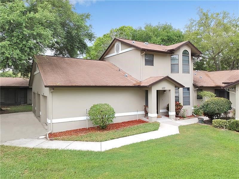 2-story Townhome w/attached garage