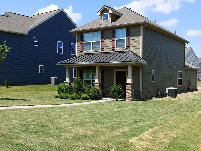 323 Carruth St — Photo 1