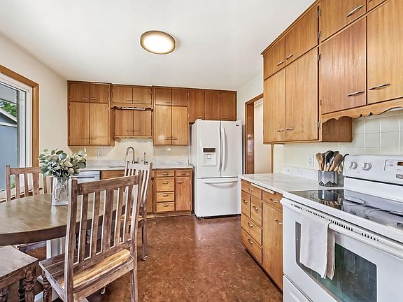 3rd image of 931 Grant St
