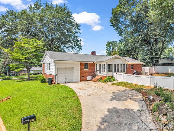 3rd image of 2044 Helen Dr