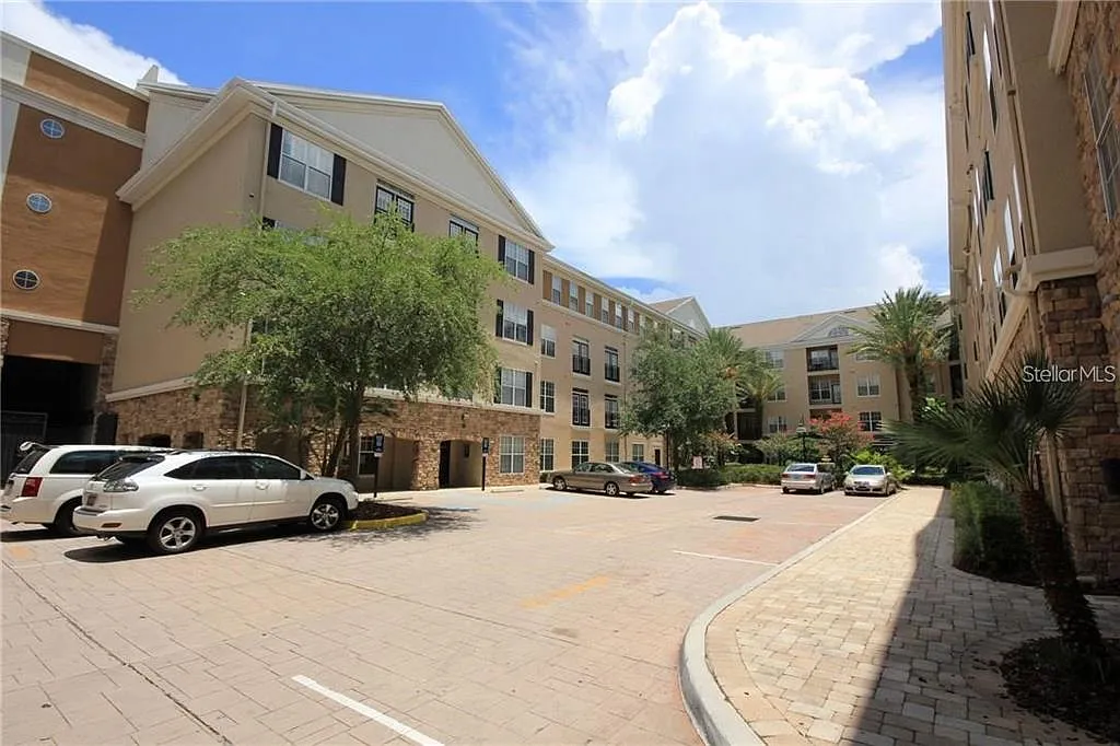 1 bed, 1.0 bath, 696 sqft, $1,595 — Photo 1