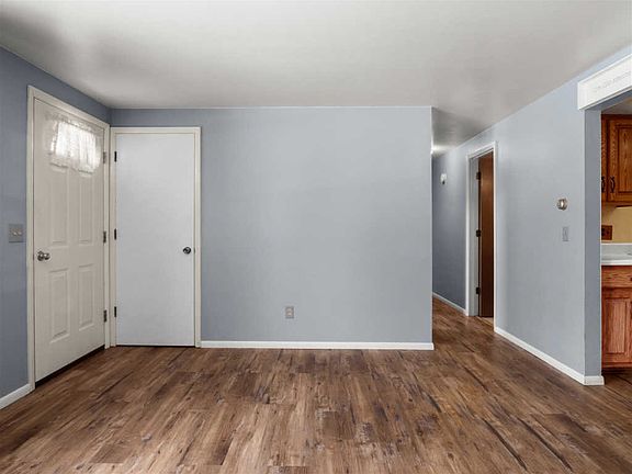 5th image of 636 Dowling St