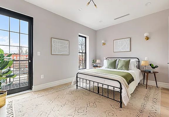 5th image of 852 Hancock St