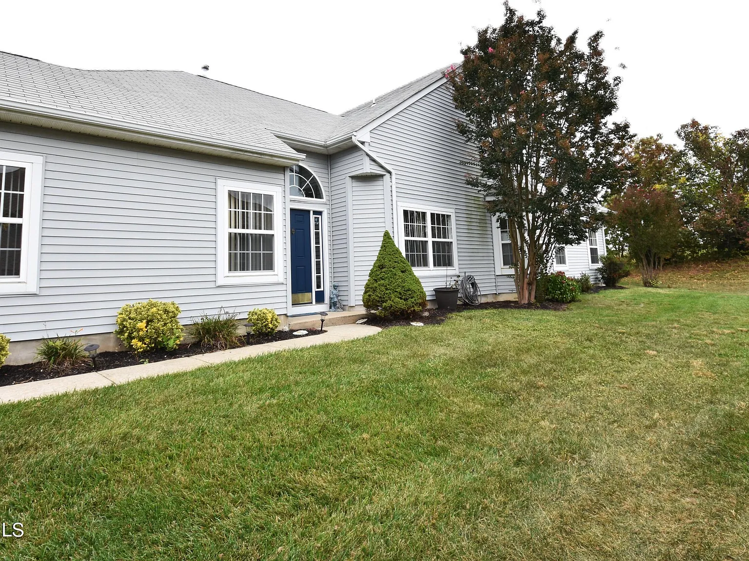 3 bed, 2434 sqft, $3,300 — Photo 2