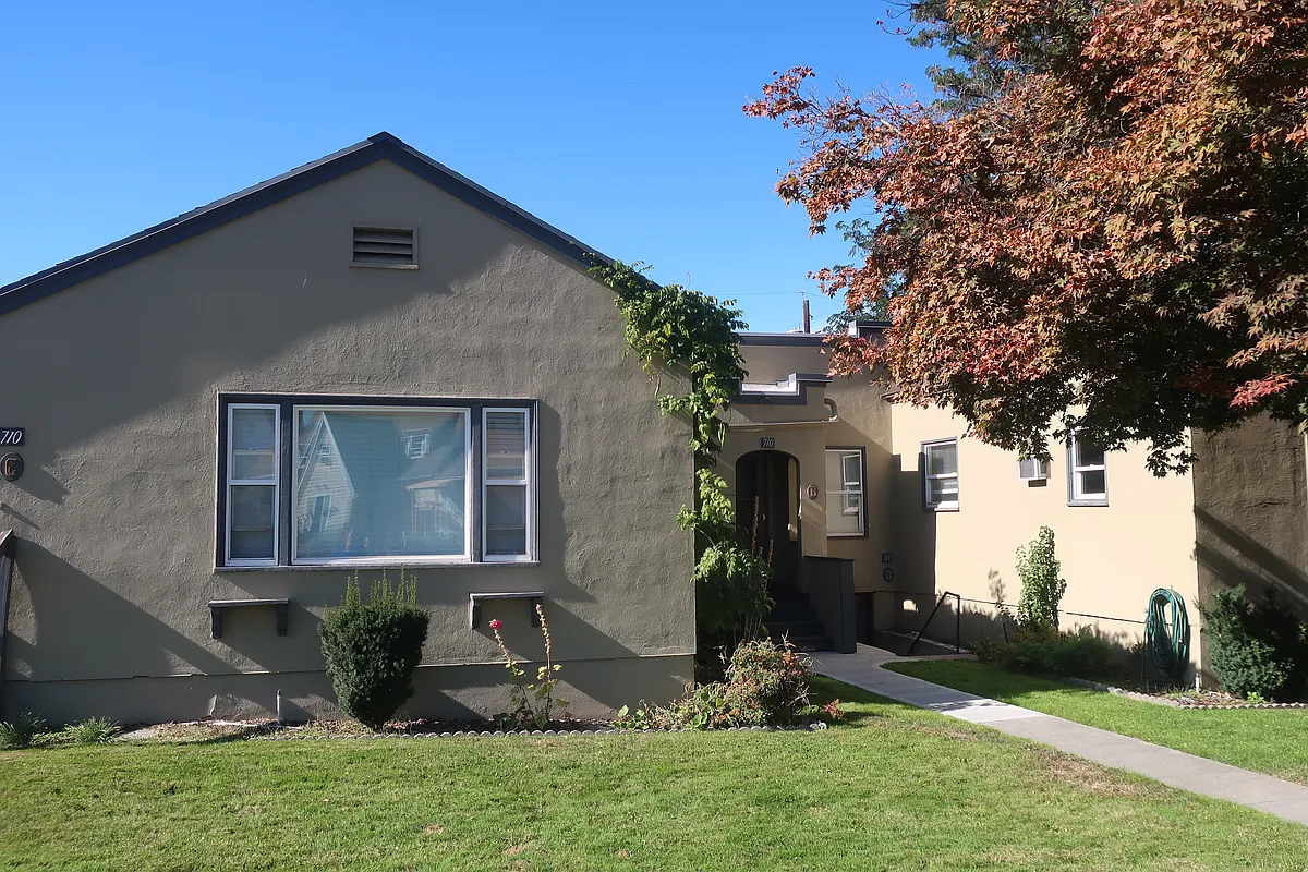 Photo 1 of 12 - 710 Monroe St #B - Wenatchee, WA Primary Photo - 710 Monroe St #B