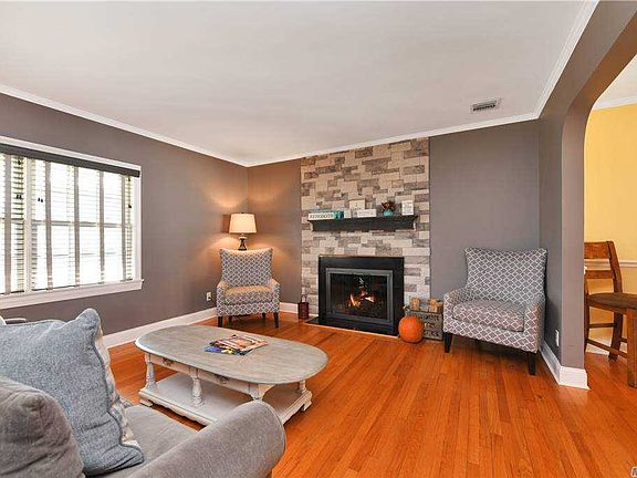 4th image of 30 E Voss Ave