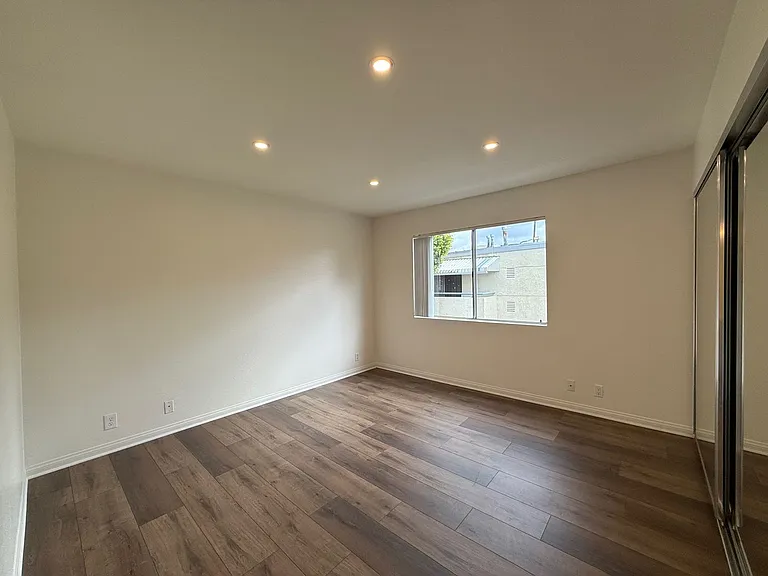5400 Radford Ave — Photo 9