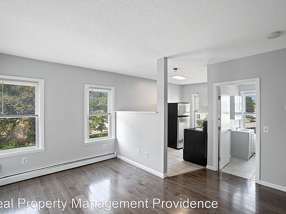 3rd image of 371 Lonsdale Ave Unit 2R