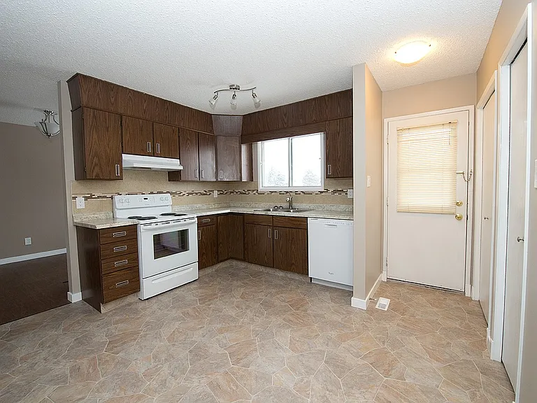 153 Woodvale Road West NW — Photo 17
