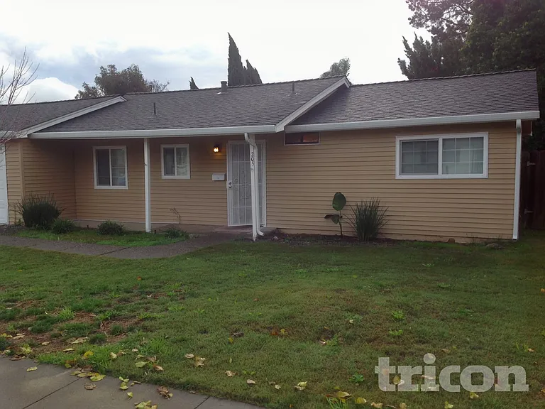 205 Elwood St — Photo 2