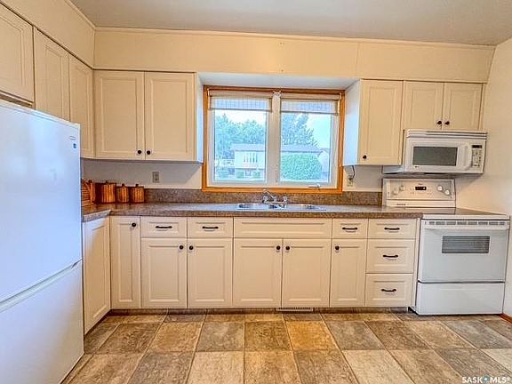 4th image of 385 Aspen DRIVE