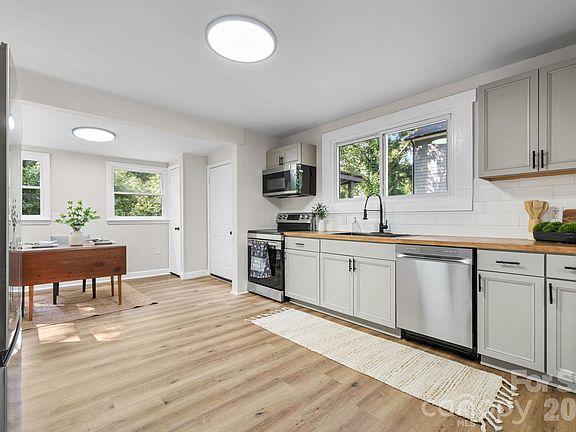3rd image of 112 10th Ave SE