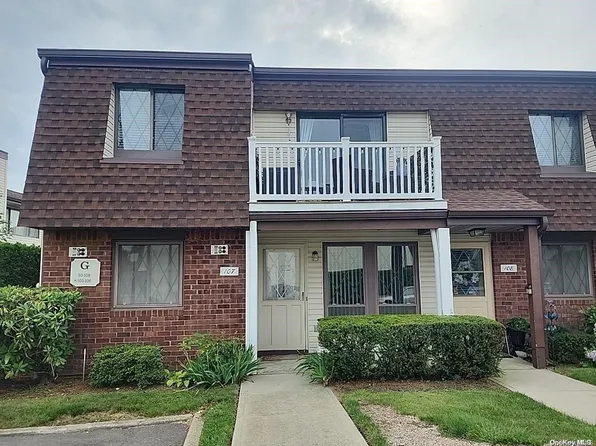 107 Cambridge Drive #107, Copiague, NY 11726