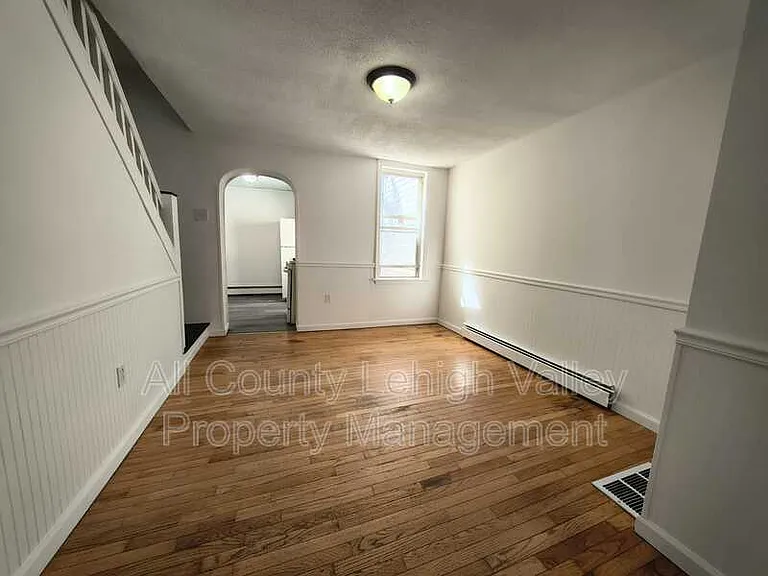546 Thomas St — Photo 3
