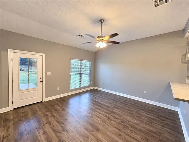 3 bed, 2.0 bath, 1211 sqft, $1,400 — Photo 2