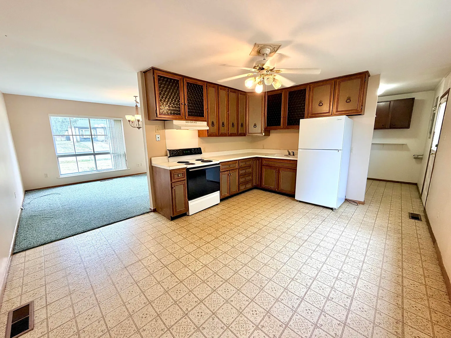 3 bed, 1.0 bath, 1040 sqft, $1,100 — Photo 3