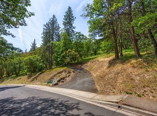 390 Strawberry Ln, Ashland, OR 97520