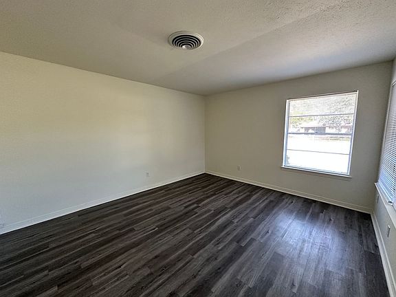 4th image of 2509 Garden Dr