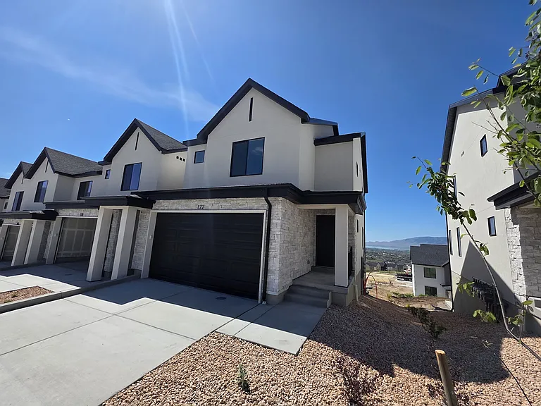 172 E Glencoe Dr — Photo 2