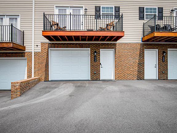 5th image of 692 Grays Pointe Ct