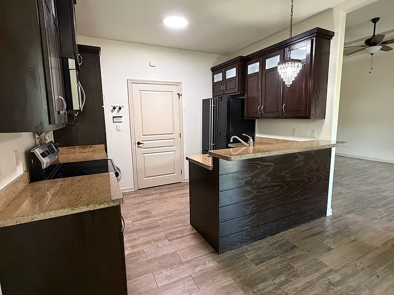 3901 Thunderbird Ave — Photo 6