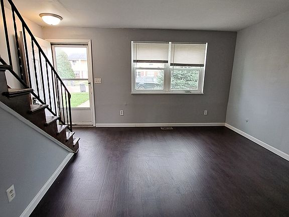 3rd image of 562 Stonyridge Ave