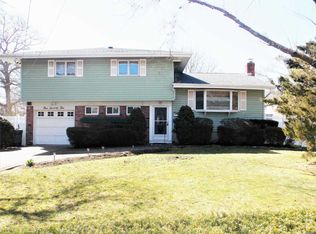 172 Brook St, West Sayville, NY 11796