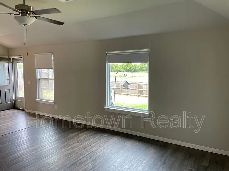 1712 Vermilion Ln — Photo 7
