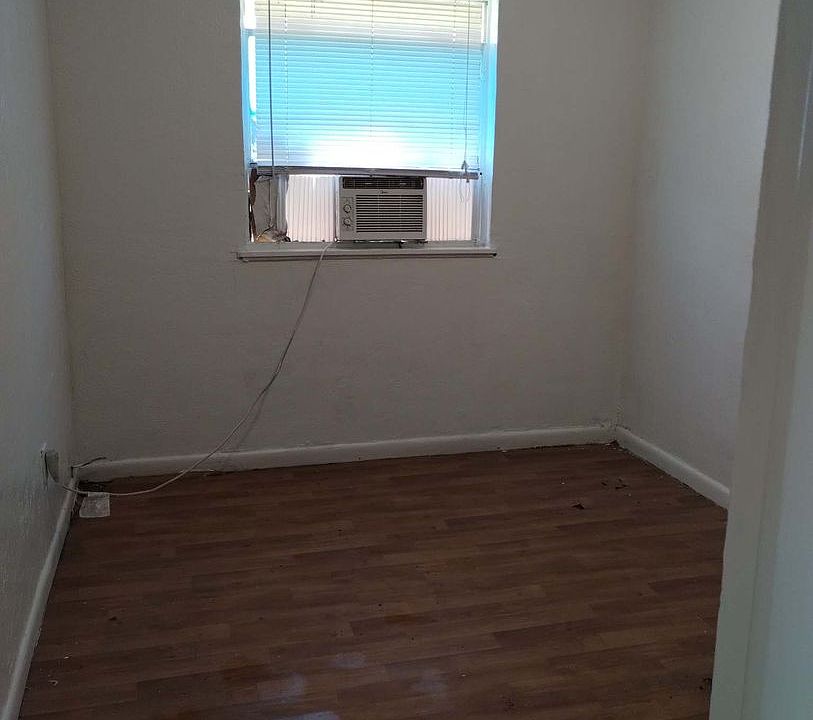 2nd image of 408 SW 13th St #D