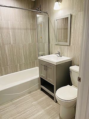 4th image of 2555 31st St Ste 1