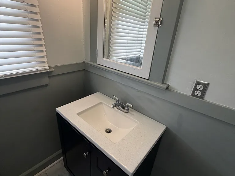 215 E 18th St #12 — Photo 5