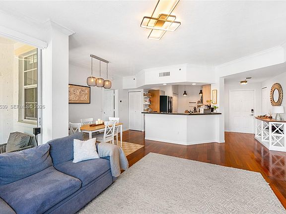 5th image of 3165 NE 184th St APT 6304