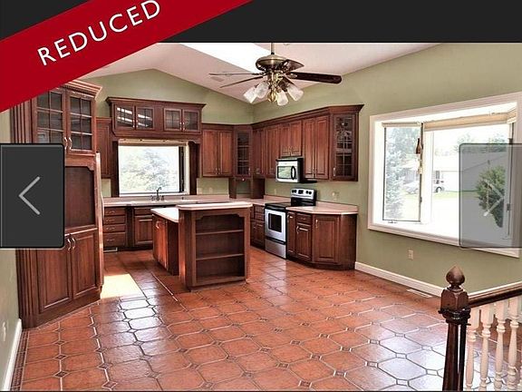Kitchen/dining area main level with bay window, vaulted ceil