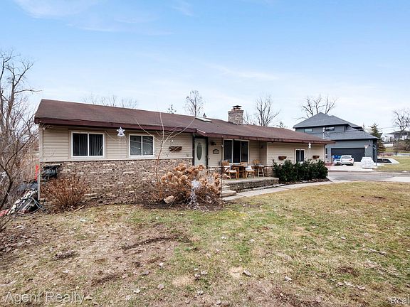 2nd image of 2065 Ridgemont St