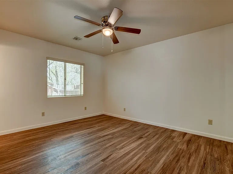 114 Bradshaw Dr — Photo 10