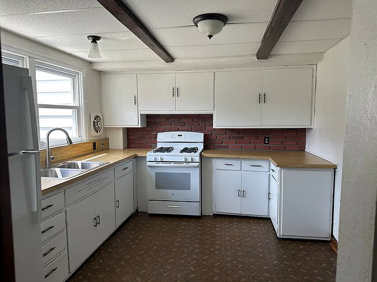 1 Emerson Ln — Photo 1