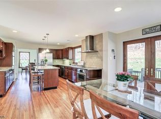 635 Valley Rd, Watchung, NJ 07069