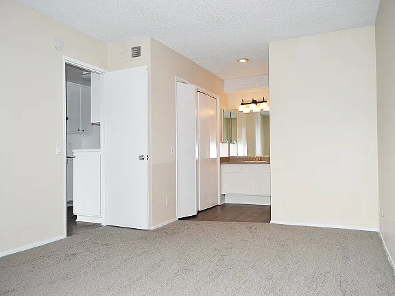 Los Feliz Summit Apartments — Photo 7