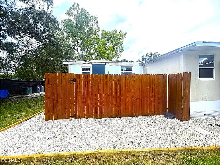 8239 Suncoast Dr — Photo 2