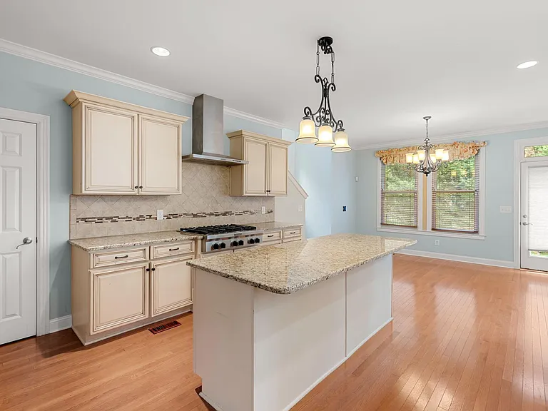 1610 Twin Square Way — Photo 12