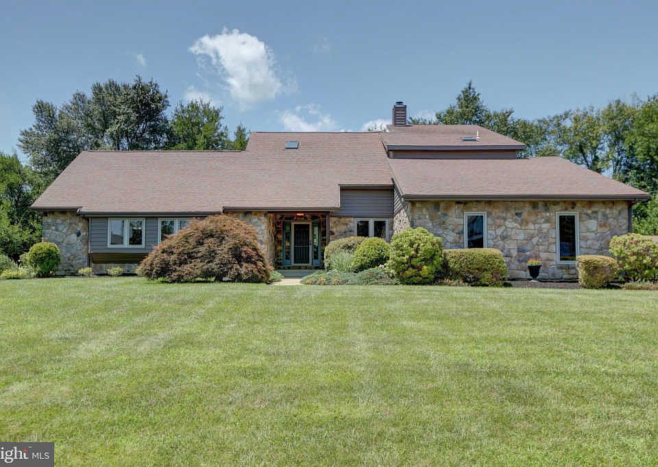 1st image of 221 Milford Dr