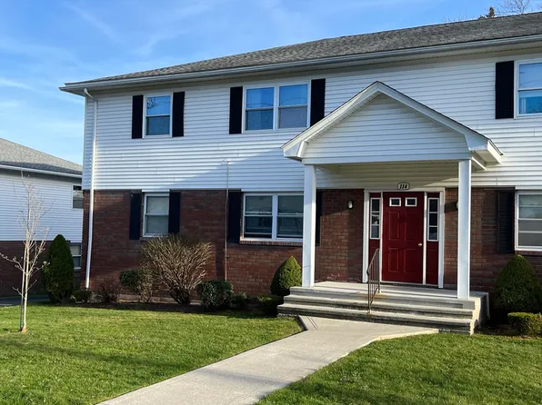114 Colonial Cir Unit B, Chicopee, MA 01020