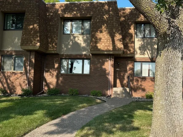 2236 Fareway Dr APT 102, Muscatine, IA 52761